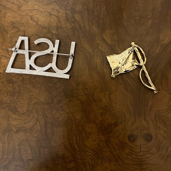 Vintage USA and American Flag pins. - Picture 2 of 2